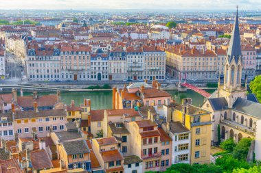 Köprünün güzel panoramik manzarası ve Saint Georges Kilisesi, Lyon, Fransa