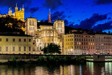 Günbatımında Saint Jean Katedrali ve Basilica Notre-Dame de Fourviere, Lyon, Auvergne-Rhone-Alpes bölgesi, Fransa