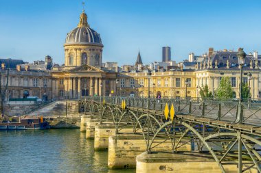 Pont des Arts, Seine Nehri ve Fransa 'nın mimarisinin harika bir manzarası.