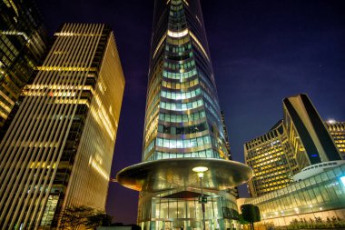 Fransa, Paris 'teki La Defense modern iş ve finans bölgesinin gökdelenlerinin güzel bir gece manzarası.