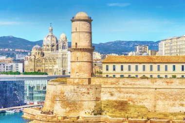 Saint Jean Kalesi, Büyük Katedral ve Fransa 'nın Marsilya şehrindeki Vieux limanının güzel manzarası.