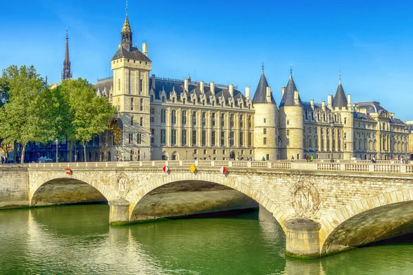 Historisch Gebouw Consiergerie Castlepalais Justice Pont Neuf Seine Zomer Parijs — Stockfoto