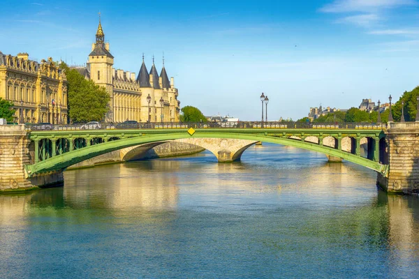 Ιστορικό Κτίριο Consigergerie Castlepalais Justice Pont Notre Dame Seine River — Φωτογραφία Αρχείου