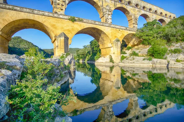 Aqueduc Médiéval Romain Pont Gard Reflété Dans Rivière Gardon France — Photo