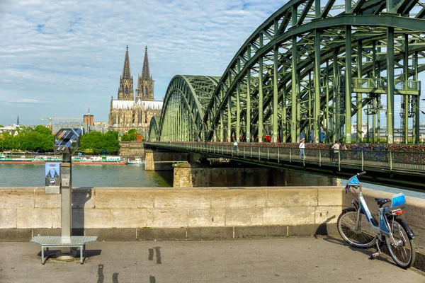Pohled Řeku Rýn Obrovský Most Slavnou Katedrálu Kolíně Nad Rýnem — Stock fotografie