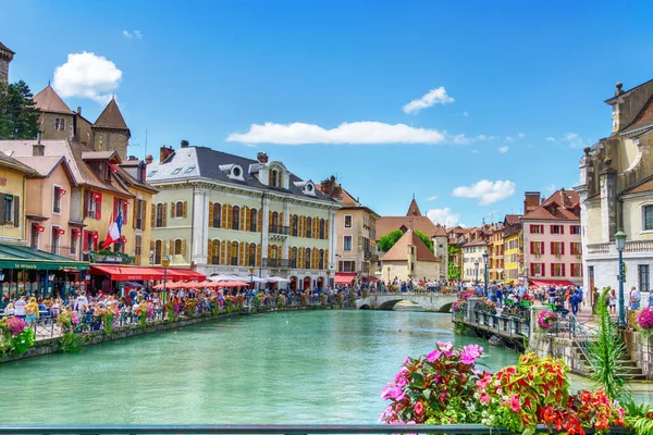 位于法国安内西一座美丽城市运河上的中世纪城堡 — 图库照片#
