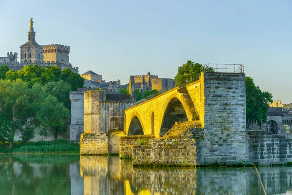 法国普罗旺斯Avignon的Pont Saint Benezet Popes Palace和Rhone River — 图库照片#