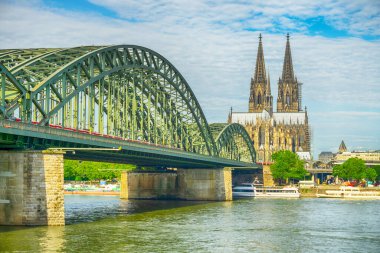 Ortaçağ Gotik Köln Katedrali ve Almanya 'nın Köln kentindeki Ren nehri boyunca Hohenzollern Köprüsü