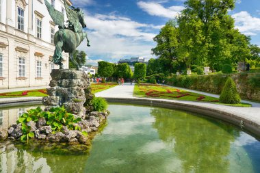 Avusturya 'nın Salzburg kentinin arka planında Ortaçağ kalesi Hohensalzburg ile Mirabell Gardens' ın güzel manzarası