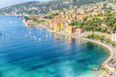 Nice ve Monako Fransız Rivierası yakınlarındaki Villefranche-sur-Mer kasabasının güzel panoramik manzarası
