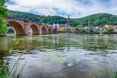 Almanya 'nın ünlü Karl Theodor köprüsü ile Neckar nehrindeki Heidelberg kasabası