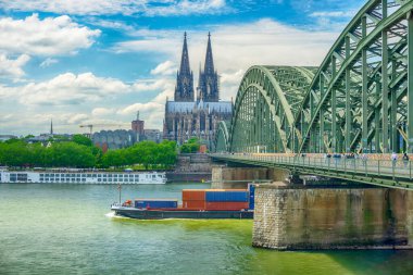 Köln Katedrali ve Ren Nehri yazın, Köln şehri Kuzey Ren-Vestfalya, Almanya