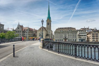 Fraumunster Kilisesi ve Limmat Nehri güneşli bir günde, Zürih, İsviçre