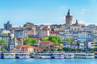 Galata KuwerGalata Kulesi ve Haliç körfezi yaz günü İstanbul, Türkiye 'de Haliç ile güzel şehir manzarası
