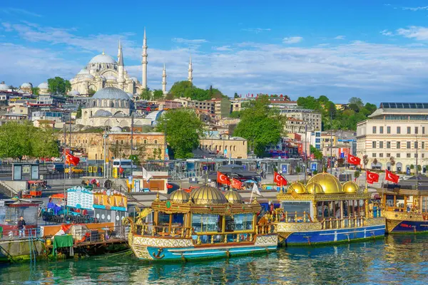 Süleyman Camii 'nin güzel manzarası ve İstanbul, Türkiye' de yaz günü Haliç veya Haliç Körfezi 'ndeki gemiler