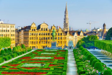 Gündoğumu sabahı Brüksel, Belçika 'da Monts des Arts' tan Belediye ve eski kasaba manzarası