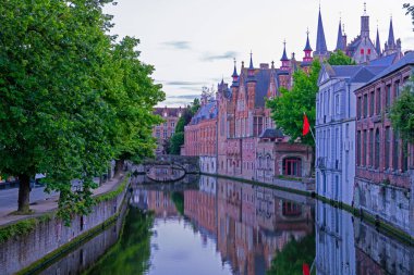 Tarih merkezinde bir kanal boyunca uzanan ortaçağ tuğla evleri, UNESCO Bruges Dünya Mirası, Belçika