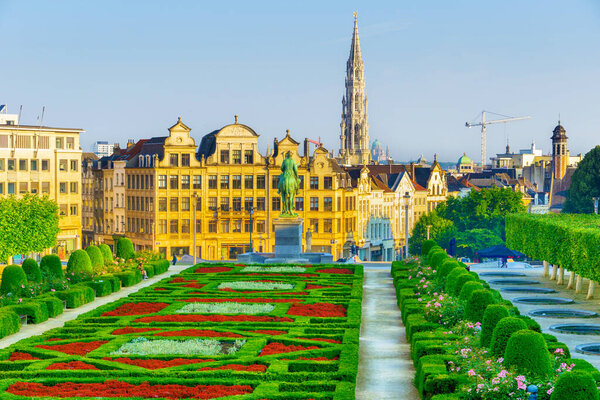 Вид на ратушу и старый город с Мон-де-Арт на рассвете, Брюссель, Бельгия