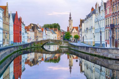 Bruges ortaçağ ve tarihi şehir Spiegelrei su kanalı, Poortersloge kulesi ve Kings Köprüsü, Kuzey Venedik, Belçika