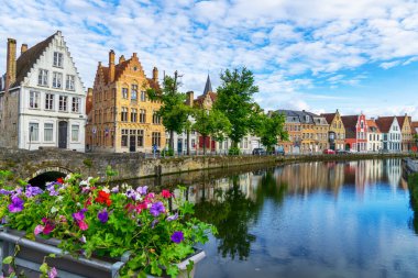 Geleneksel renkli Flaman Barok tarzı. Spiegelrei Kanalı, Bruges, Flanders, Belçika 'nın sularına yansıyan evler.