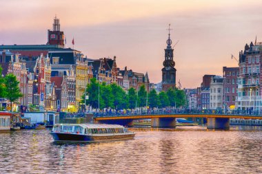 Resimli mimari, Munt Tower Munttoren ve Amsterdam su yolları gün batımında, Hollanda