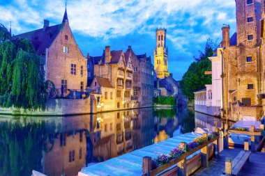 RosenhudkaaiRosary Rıhtımı ve Belfort Kulesi BelwerBelfried - Belçika 'nın gün batımında tarihi BrugesBrugge şehir merkezi