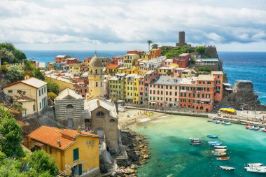 Renkli balıkçı köyü Vernazza 'nın güzel manzarası asma bahçesi Cinque Terre Ulusal Parkı, Liguria, İtalya