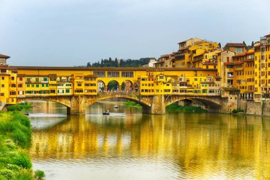 FlorenceFirenze 'deki Arno Nehri üzerindeki Ponte Vecchio köprüsü güneşli bir günde, İtalya