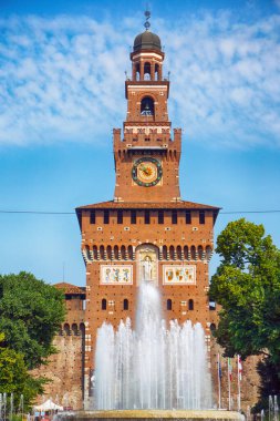 Sforza Şatosu Castello Sforzesco Milan, İtalya 'da çeşmeli