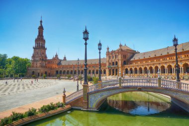 Sevilla 'daki Plaza de Espana güzel bir yaz günü, Endülüs, İspanya