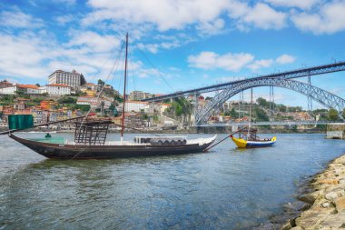 Güzel bir yat manzarası ve I. Dom Luis BridgePonte de Dom Luis güzel bir yaz günü Porto, Portekiz