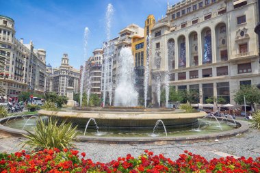 Valencia, İspanya 'nın ana şehir meydanı Ayuntamiento Meydanı' ndaki çeşme.