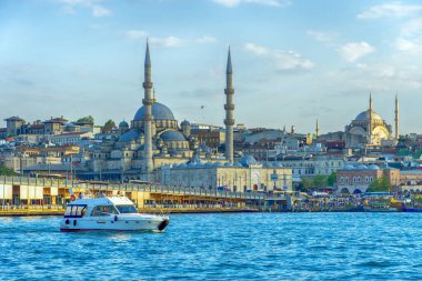 Güzel Yeni Valide Camii manzarası ve İstanbul, Türkiye 'de bir eğlence gemisi