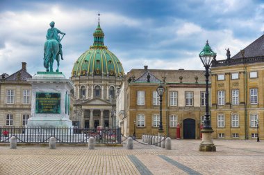 Frederik V heykelini taşıyan Amalienborg Sarayı Meydanı ve Frederiks Kilisesi Frederiks Kirke veya Mermer Kilisesi Marmorkirken, Kopenhag, Danimarka