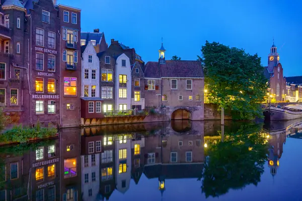 Delfshaven 'ın tarihi bölgesi, Hollanda' nın Rotterdam adasındaki su kanalına yansıyan ortaçağ mimarisi ile tanınır.