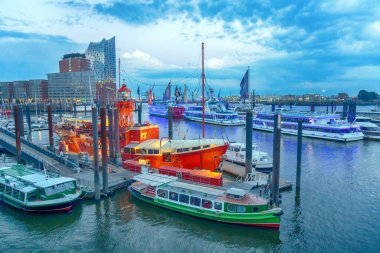 Elbphilharmonie konser salonu gün batımında Elbe nehrinde, Hamburg, Almanya