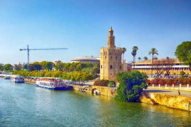 Sevilla 'da Guadalquivir Nehri kıyısında bulunan Altın Kule del Oro manzarası, Endülüs, İspanya