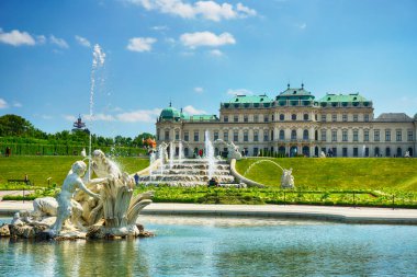 Avusturya, Viyana 'daki su çeşmesiyle Yukarı Belvedere Sarayı' nın güzel manzarası