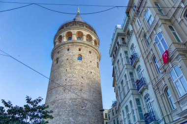 Galata Kulesi 'ne yakın çekim ve mavi gökyüzü, İstanbul ve Türkiye' ye karşı binalar