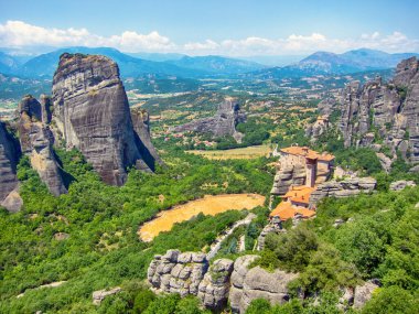 Yazın Meteora kaya manastırlarının panoramik manzarası, Yunanistan