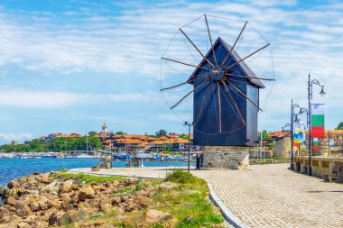Bulgaristan 'ın Karadeniz kıyısındaki antik Nesebar kasabasında eski ahşap yel değirmeni