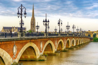 Bordeaux şehrinin arka planında BridgePont de Pierre, Garonne Nehri ve Saint MichaelBasilique Saint-Michel Bazilikası manzarası var.
