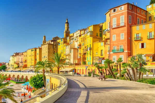 Saint-Michel-Archangel Bazilikası ve Menton, Fransız RivieraCote dAzur, Provence Alpes, Fransa 'nın renkli evleri manzaralı eski şehir merkezinde gezinti.
