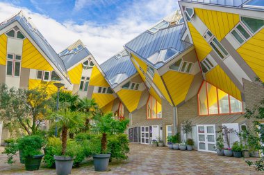 Küp Evler Kubuswoningen, Hollanda 'nın güneyindeki Rotterdam şehrinde mimar Piet Blom tarafından tasarlanan sarı yenilikçi avlu evleridir.