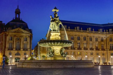 Güzel Three Graces Çeşmesi Place de la Bourse 'da akşam vakti, Bordeaux, Fransa