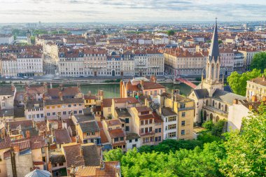 Saint Jean Katedrali 'yle eski Vieux Lyon kasabasının panoramik manzarası, Saone nehrinin kıyısında Fransa' nın Lyon, Fourviere Tepesi 'nden güzel renkli evler.