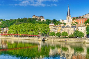 Kızıl köprüsü olan tarihi merkez Saint-Georges kilisesi ve sabah Saone nehri kenarındaki renkli evler, Lyon, Fransa