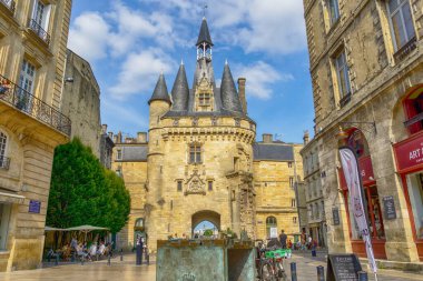 Palace Gate Porte Cailhau Fransa 'nın Bordeaux şehrinin merkezindeki eski şehir duvarlarının ortaçağ kapısı.