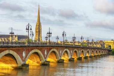 Bordeaux, Fransa 'daki Garonne Nehri üzerinde kemerli eski taş köprü Pont de Pierre ve Saint Michel Katedrali