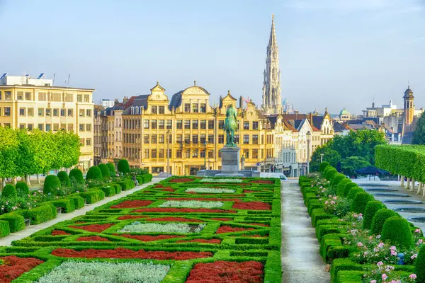 Şehir merkezinin panoramik manzarası ve güzel bir yaz sabahı, Brüksel, Belçika 'da ArtsKunstberg Tepesi' nden belediye binasının kulesi.